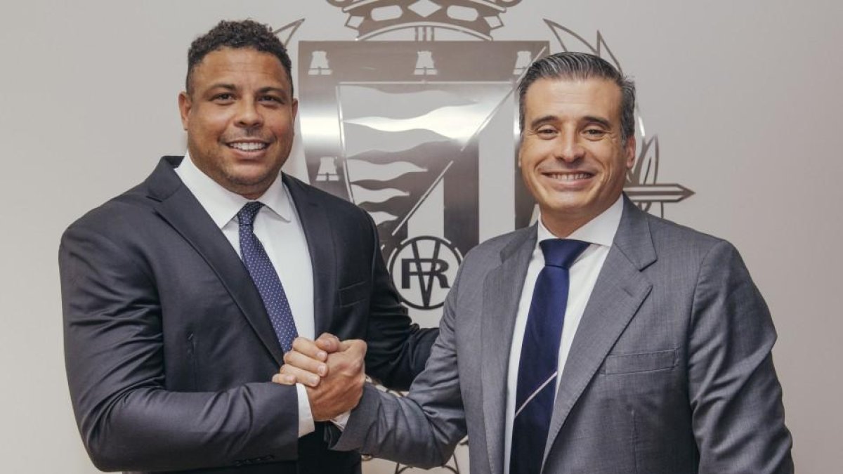 Apretón de manos entre Ronaldo y Gómez tras la ampliación del contrato del director deportivo.-REAL VALLADOLID