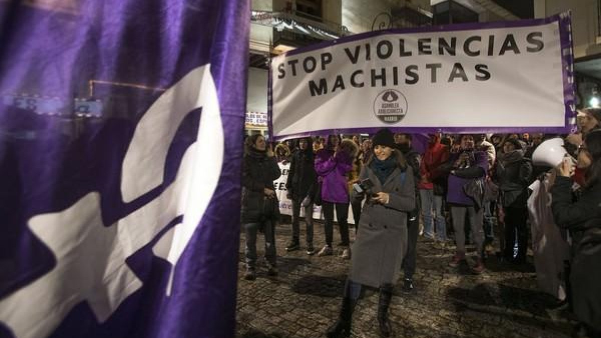 Cerca de 500 personas se concentran en la Plaza del Trigo de Aranda de Duero (Burgos) en apoyo a la víctima del caso arandina .-ICAL