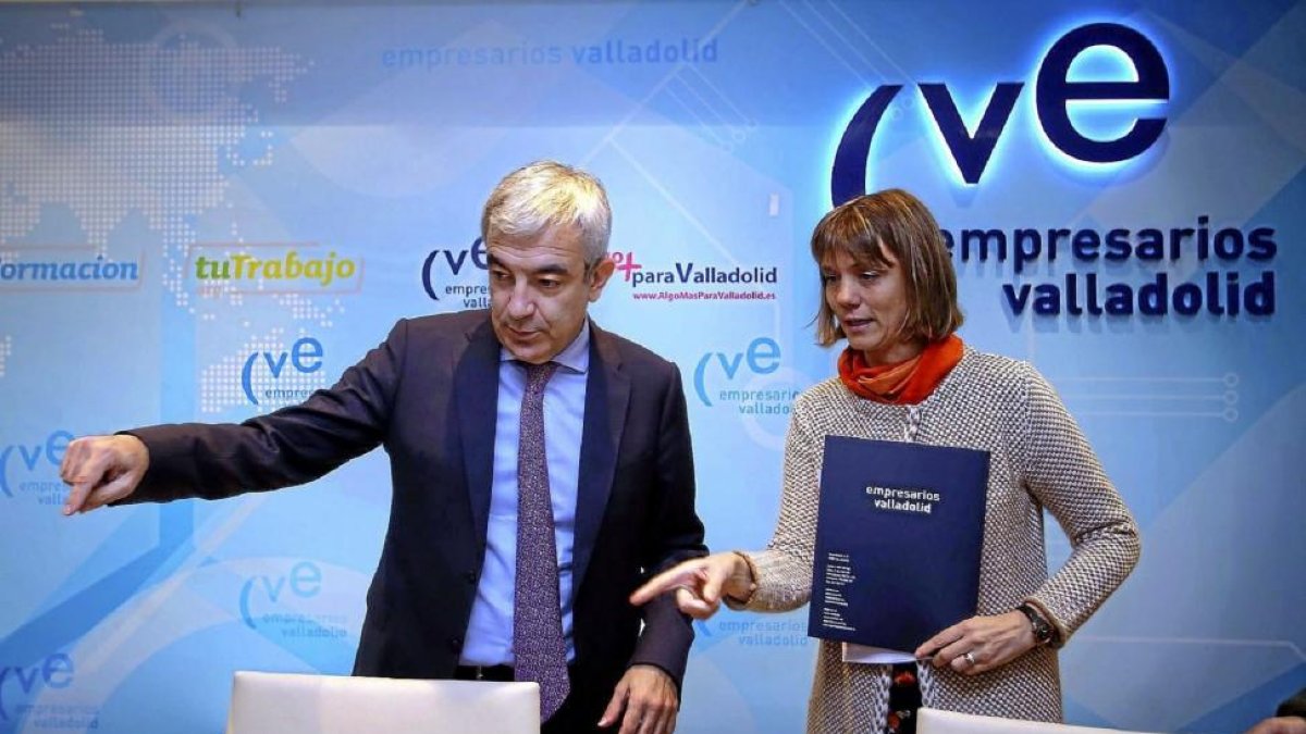 Luis Garicano y Ángela de Miguel al comienzo de la charla en el salón de actos de la CVE .-Miriam Chacón