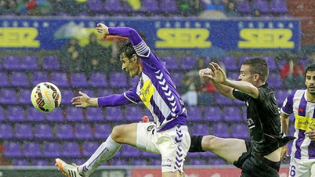 Álvaro Rubio intenta controlar un balón pese al acoso del jugador del Leganés-J. M. Lostau