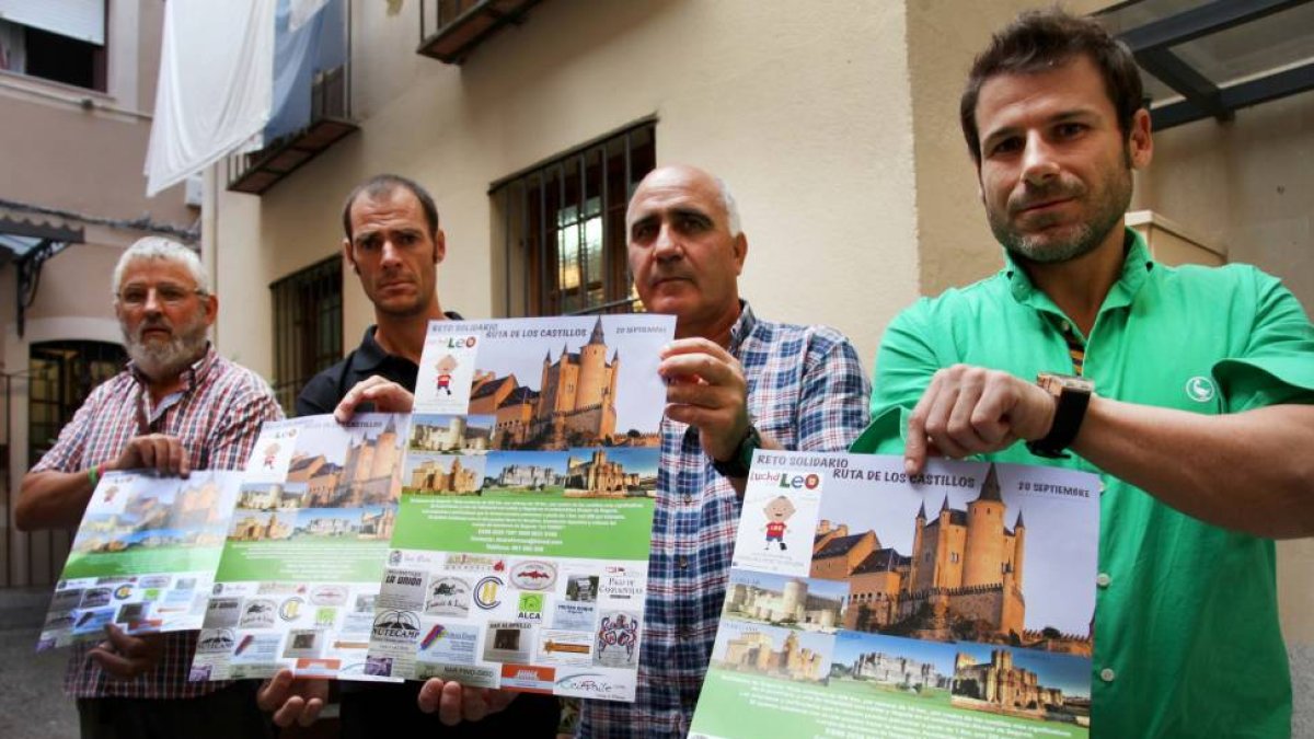 Mariano Lázaro Cubo (2I) y Jorge Guerra (D), miembros de la Asociación Deportivo y Cultural del Cuerpo de Bomberos de Segovia, junto con el padre de Leo, Benjamin (I), dan a conocer la nueva iniciativa solidaria 'La ruta de los castillos'-Ical