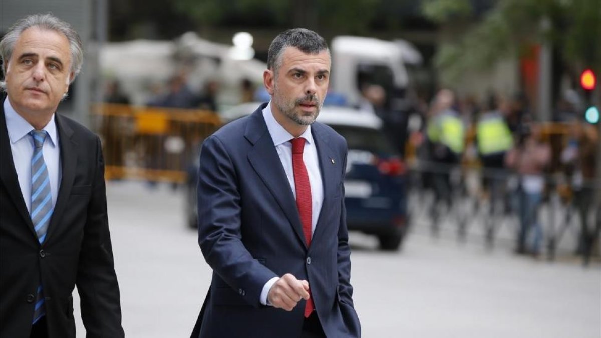Santi Vila llega a la Audiencia Nacional, este jueves.-/ FERNANDO ALVARADO (EFE)