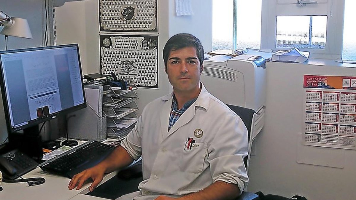 El investigador leonés David Díaz en las instalaciones del Instituto de Neurociencias de Castilla y León.-EL MUNDO