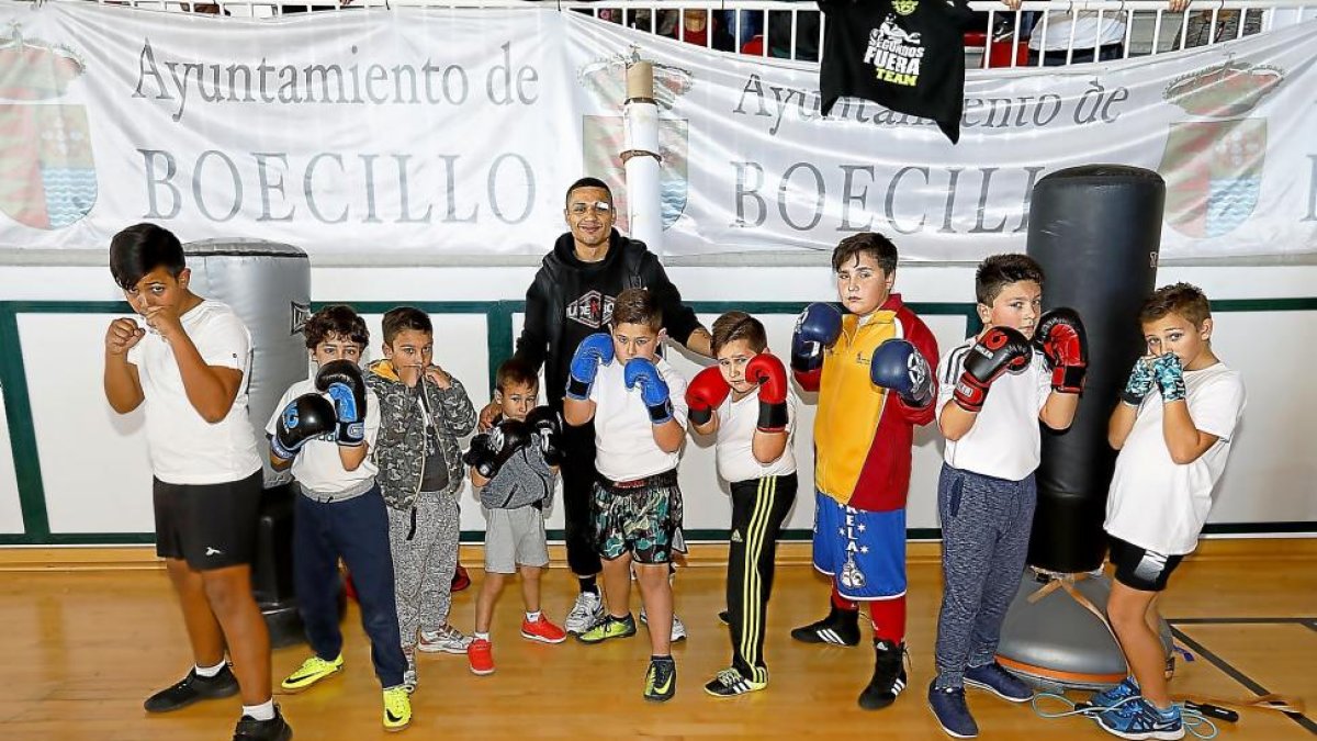Los representantes de la cantera vallisoletana en elCampeonato de España posan con la guardia en alto junto a su entrenador, el cuatro veces campeón de España SalviJiménez. Entre ellos Carlos Iglesias (el más pequeño del gripo), subcampeón nacional.-J.M. LOSTAU