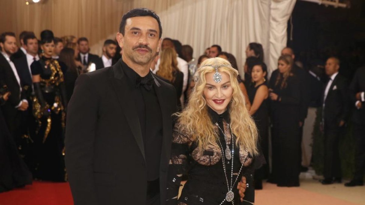 Madonna con el diseñador Riccardo Tisci en la gala MET.-REUTERS / LUCAS JACKSON