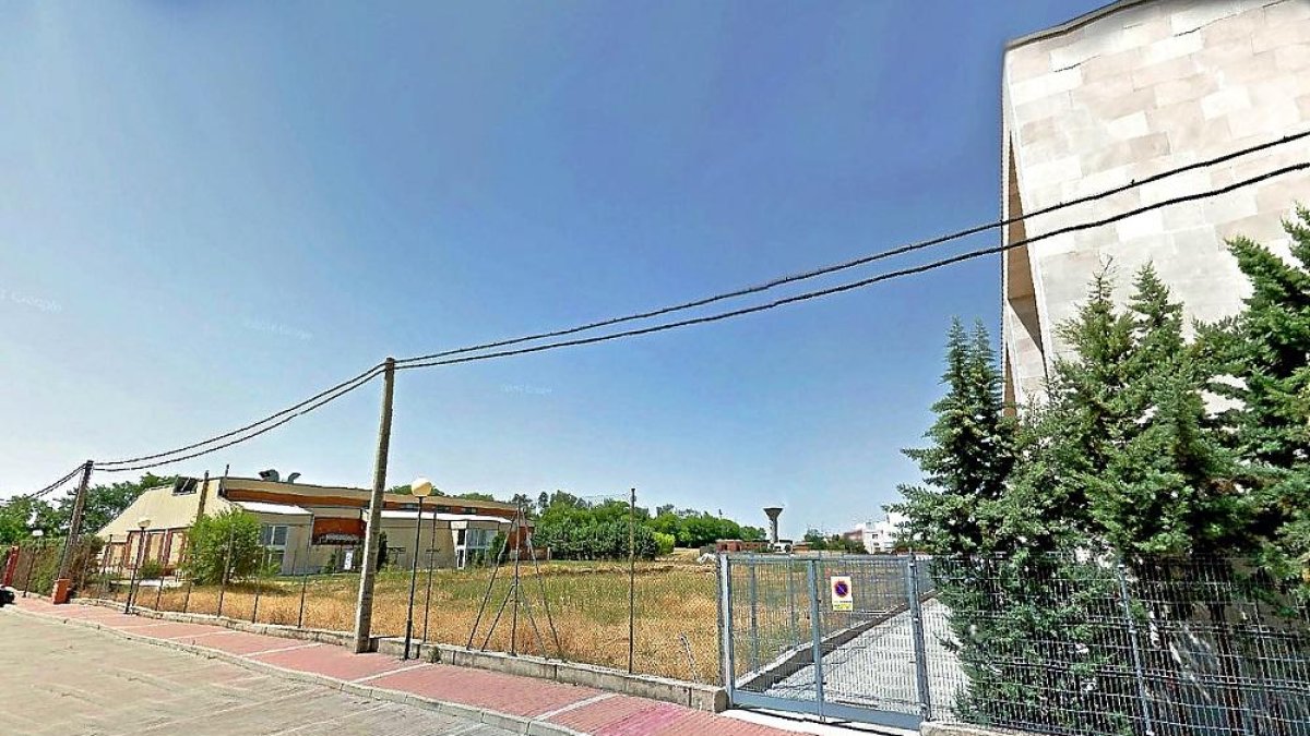 Solar donde se edificará la residencia de mayores, en la calle Peñaranda de Medina del Campo.-GGL SW
