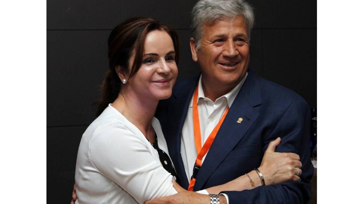 La consejera de Agricultura, Silvia Clemente, junto al actual secretario general, Julio López, en el VI Congreso Regional de UPA Castilla y León-Ical