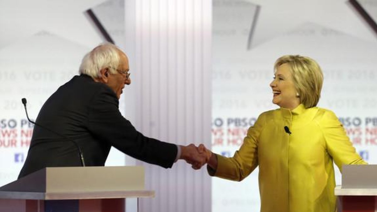 Bernie Sanders y Hillary Clinton se saludan al final del debate demócrata, el jueves en Milwaukee.-AP / MORRY GASH