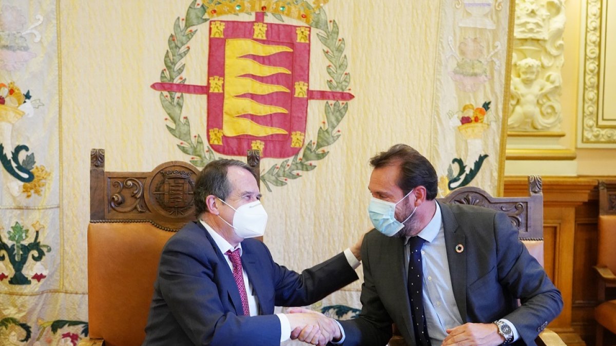 El alcalde de Valladolid, Óscar Puente, y el presidente de la FEMP y alcalde de Vigo, Abel Caballero. - ICAL