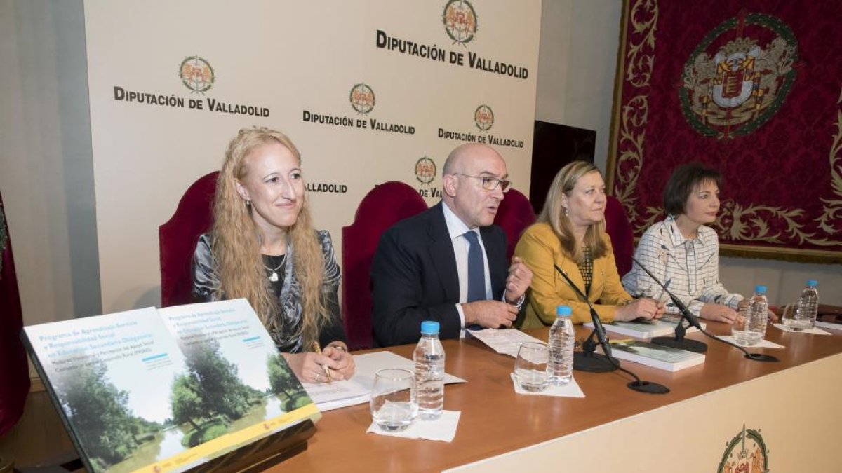 El presidente de la Diputación de Valladolid, Jesús Julio Carneo, junto a la consejera de Economía, Pilar del Olmo-ICAL