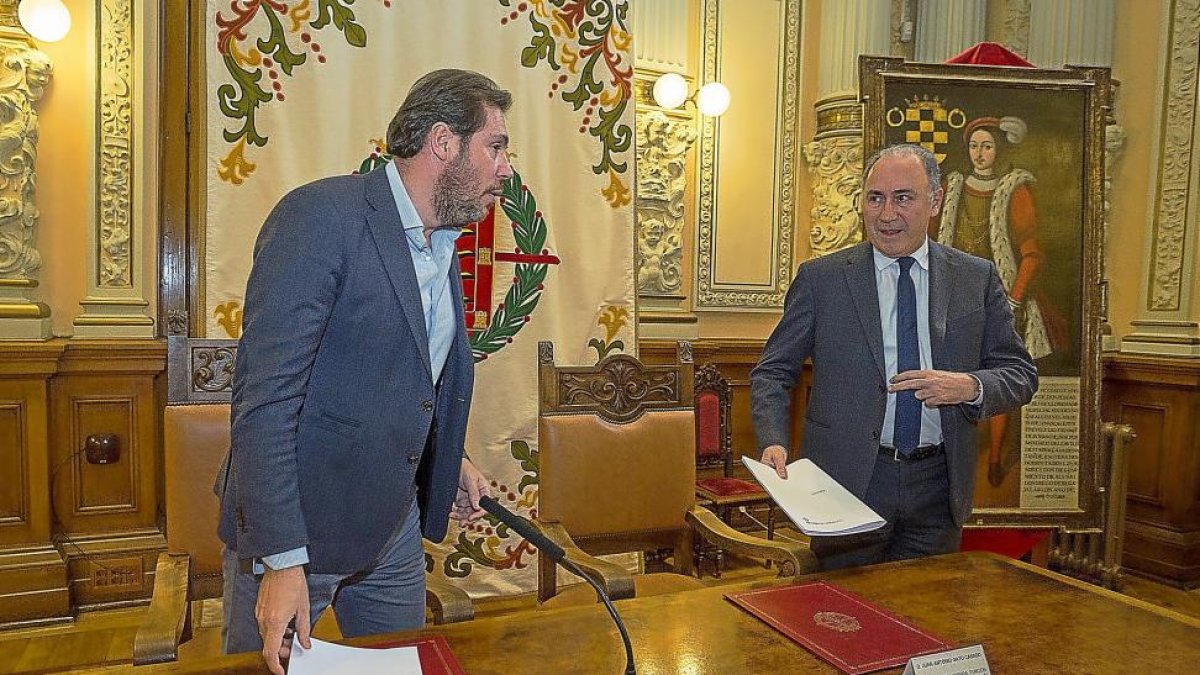 Óscar Puente y el concejal de Hacienda, Antonio Gato, en la presentación del balance del Plan de Empleo 2016.-E. M.