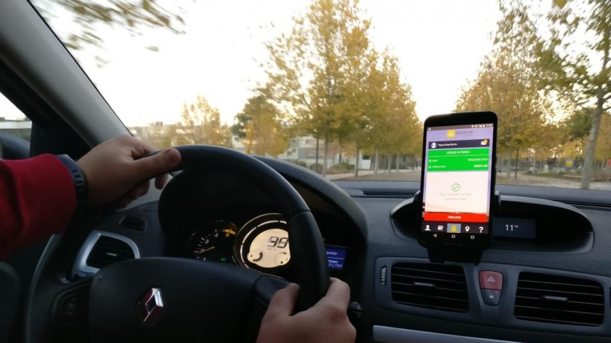 Un conductor muestra la aplicación que se usa para el pago de peaje en autopistas.-REPORTAJE GRÁFICO: EL MUNDO