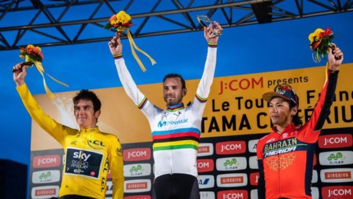 Alejandro Valverde, en lo más alto del podio japonés, junto a Geraint Thomas y el japonés Yukiya Arashiro, con el jersey del Bahráin.-LE TOUR