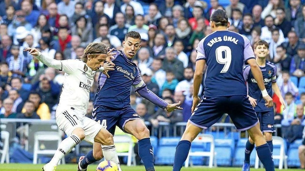 Modric defiende la posesión ante la presión de Alcaraz durante el partido del pasado curso en el Bernabéu. Modric defiende la posesión ante la presión de Alcaraz durante el partido del pasado curso en el Bernabéu.-PHOTO-DEPORTE