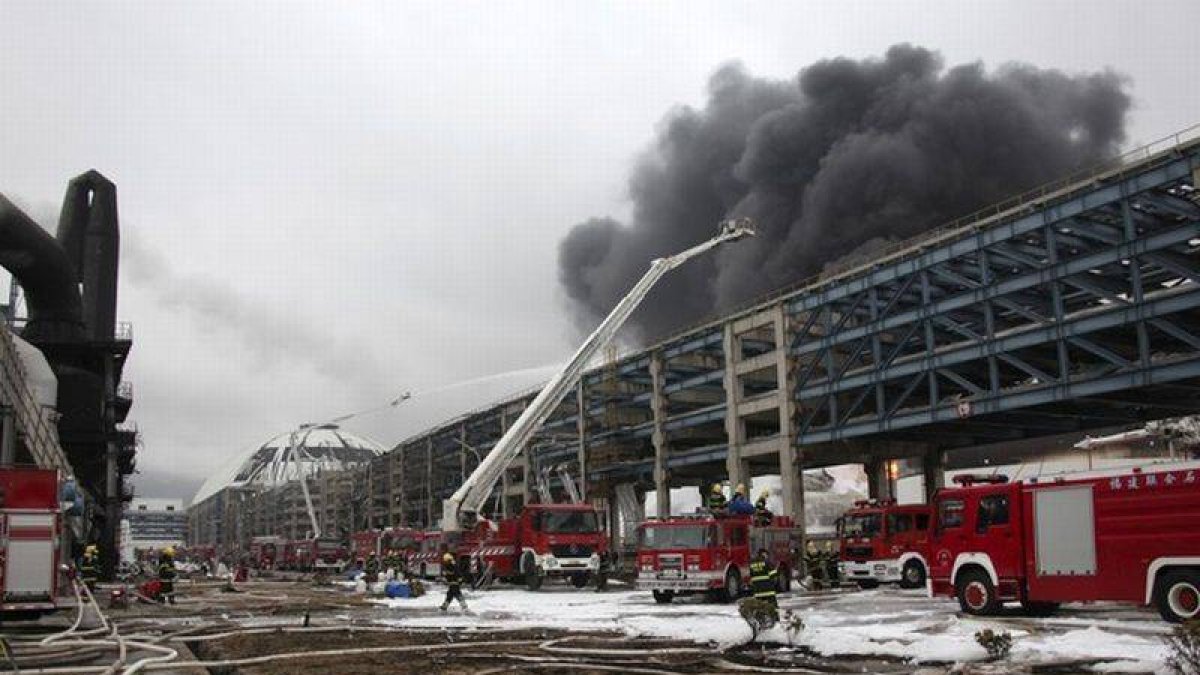 Los bomberos apagan las llamas de la química Dragon Aromatics.-Foto: CHINA STRINGER NETWORK / REUTERS