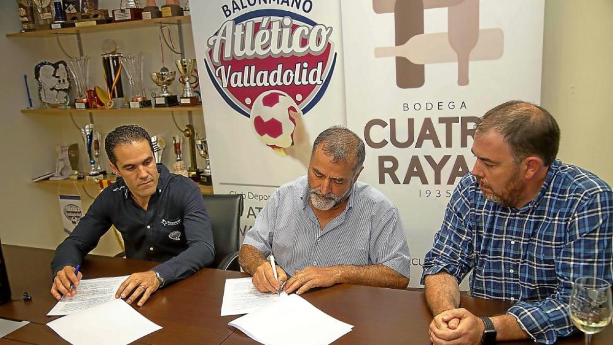 MarioArranz, Ignacio MartínObregón y Vicente Orihuela durante la firma del acuerdo.-E.M.