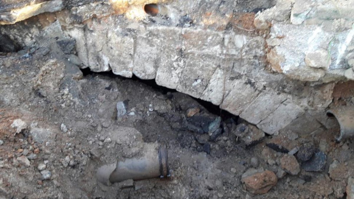 Bóveda de piedra de sillerís sobre un antiguo ramal de La Esgueva que fue descubierta ayer en las obras de reparación de la tubería de San Ildefonso.-E. M.