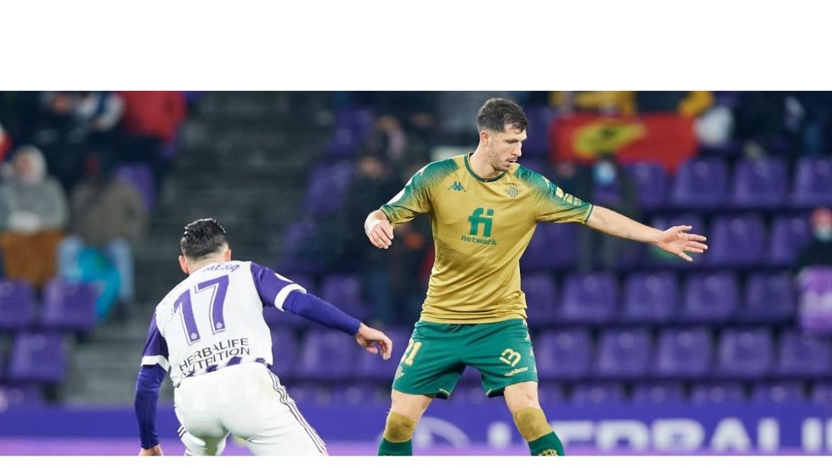 Mesa presiona a Guido. / R. BETIS