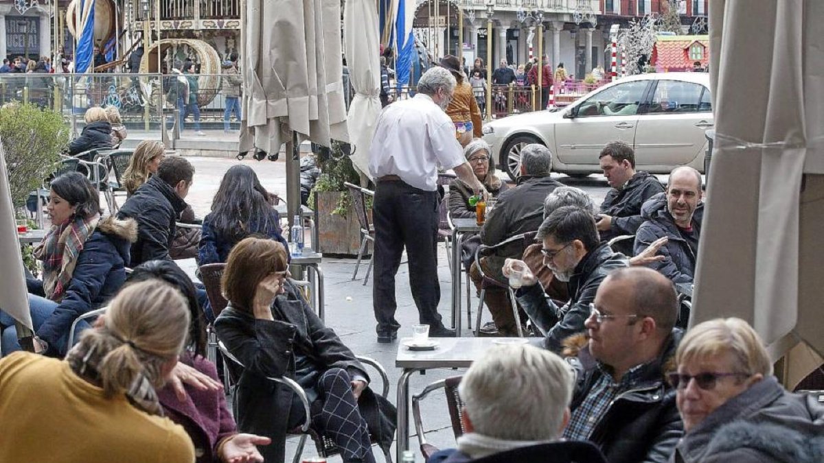 Varias personas en una de las terrazas de la Plaza Mayor.-PHOTOGENIC