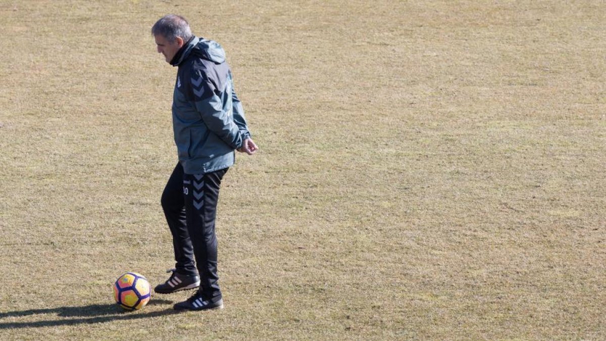 Paco Herrera, pensativo durante el entrenamiento del miércoles.-PABLO REQUEJO