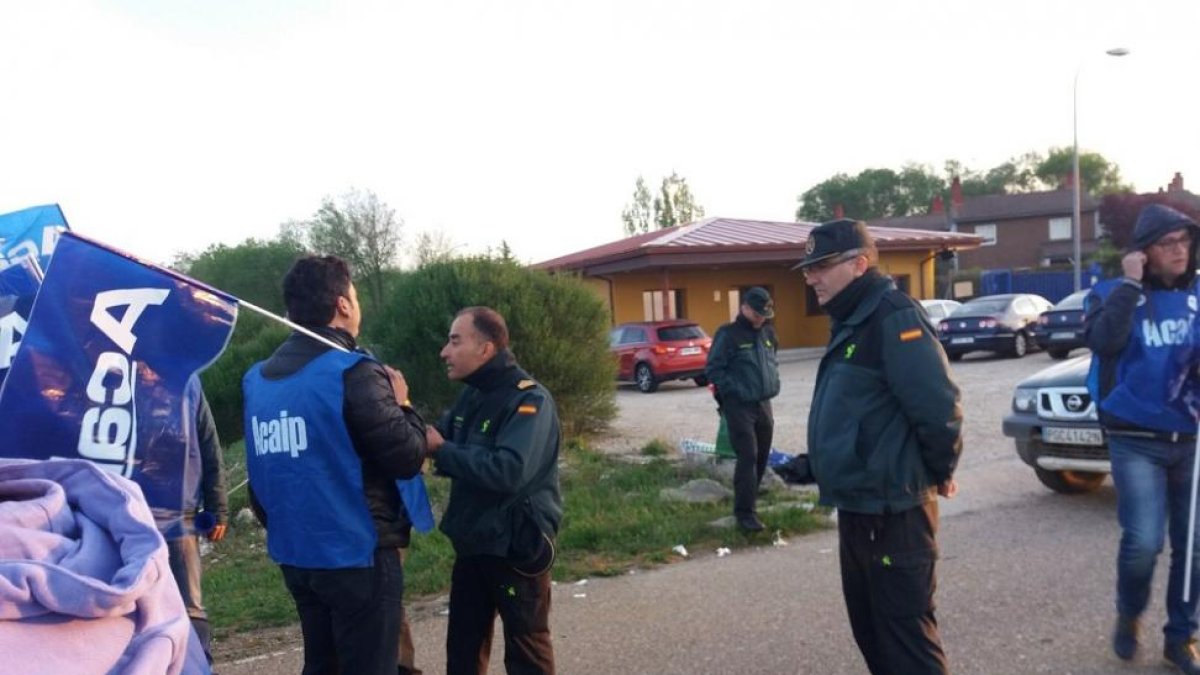 La Guardia Civil habla con los trabajadores.-EL MUNDO