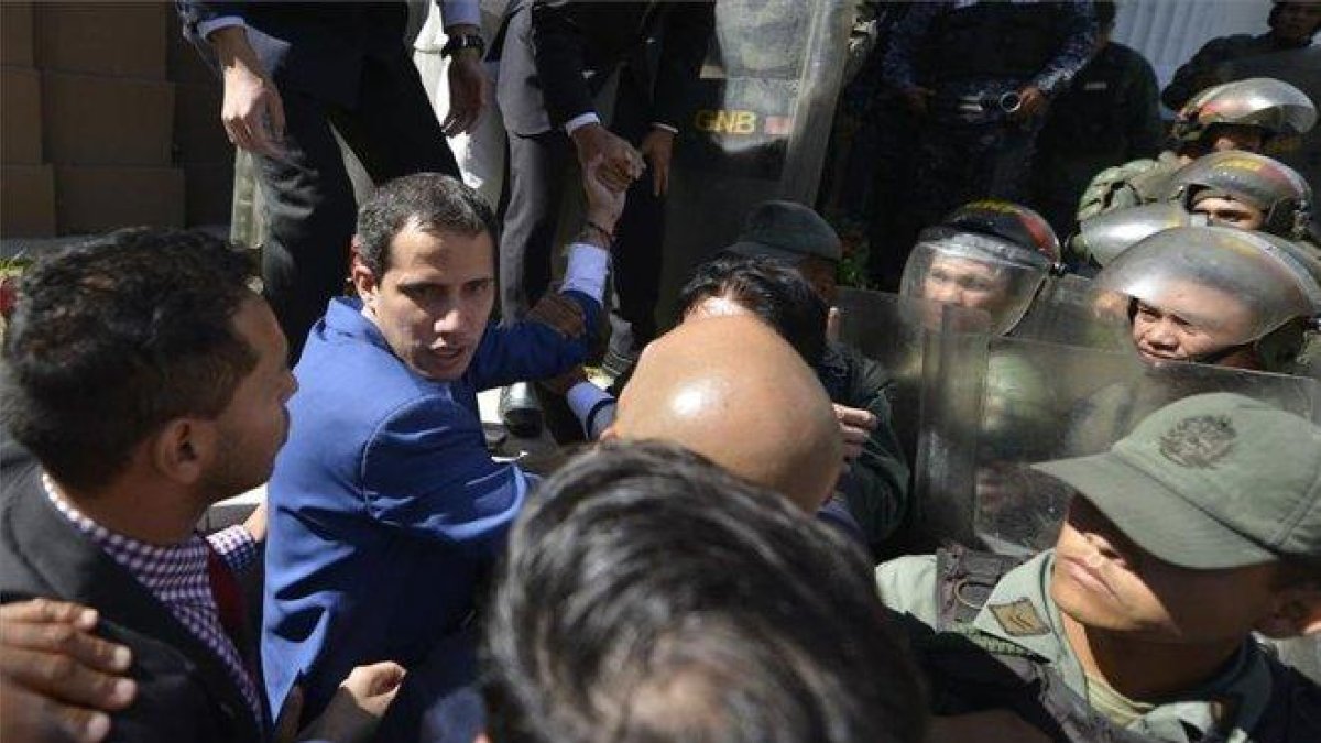 Juan Guaidó es impedido a entrar al Parlamente por la policía de Venezuela.-AP