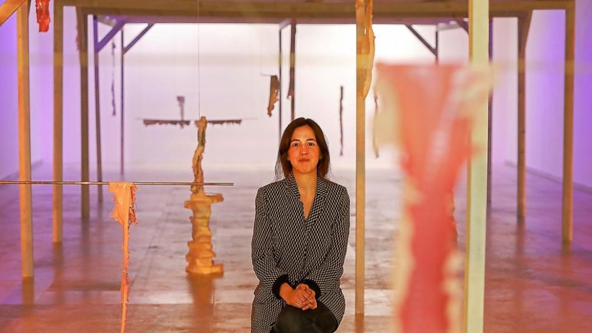 De las barras de cobre y latón dispuestas en la sala penden las piezas con múltiples texturas.-J. M. LOSTAU