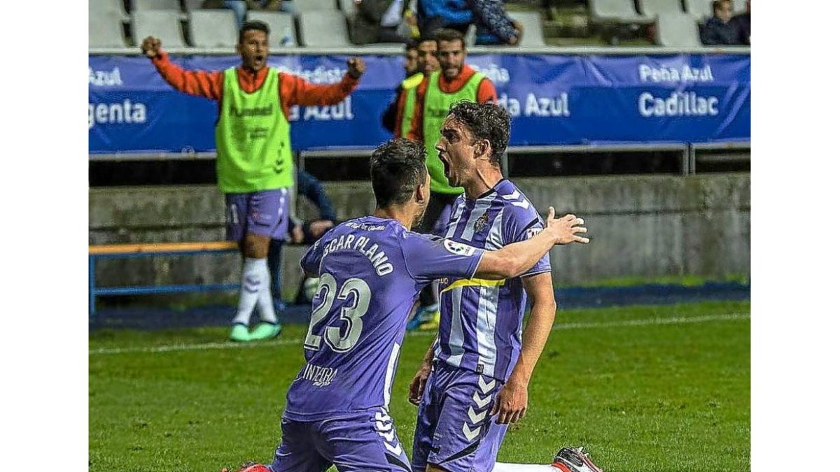 Mata y Óscar Plano celebran el primer gol del Valladolid en Oviedo.-PHOTO-DEPORTE