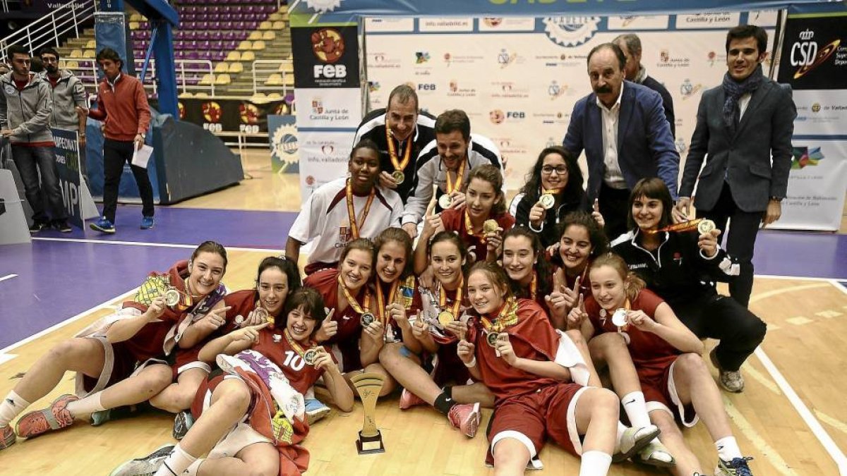 Las jugadoras de Castilla y León posan sonrientes con las medallas de oro y la Copa de campeonas.-M. GONZÁLEZ /APDV
