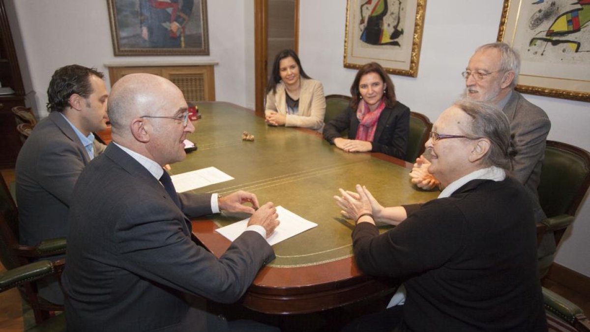El presidente de la Diputación de Valladolid, Jesús Julio Carnero, recibe a la responsable de la Fundación Vicente Ferrer y viuda del fundador, Anna Ferrer-Ical
