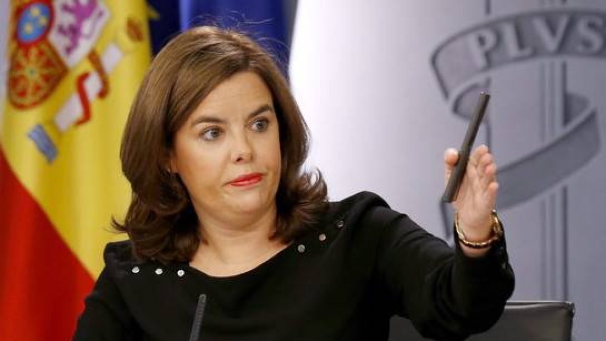 La vicepresidenta del Gobierno, Soraya Sáenz de Santamaría durante la rueda de prensa ofrecida este viernes al término del Consejo de Ministros.-EFE