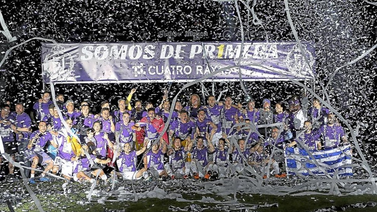 La plantilla del Real Valladolid celebra en el campo después del partido al más puro estilo ‘Champions’ el ascenso.-ROBERTO FERNÁNDEZ