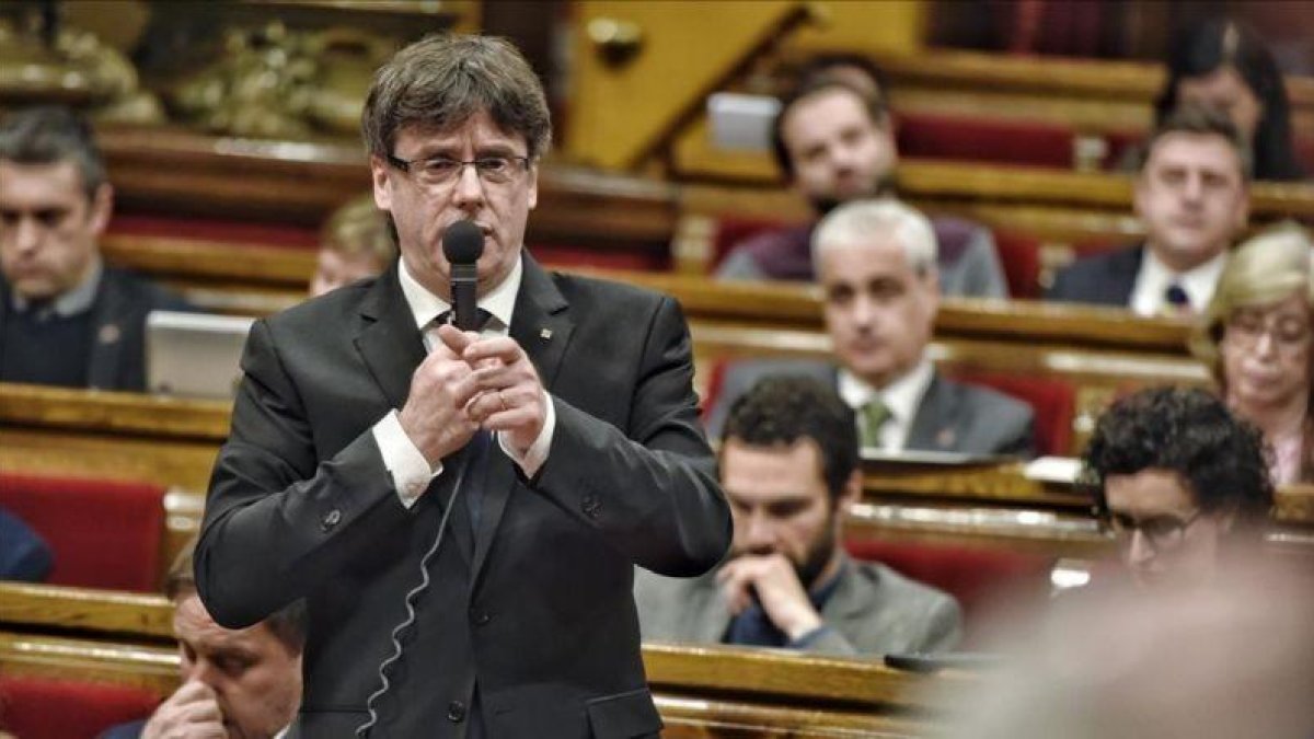 El presidente de la Generalitat, Carles Puigdemont, en la sesión de control en el Parlament.-FERRAN SENDRA
