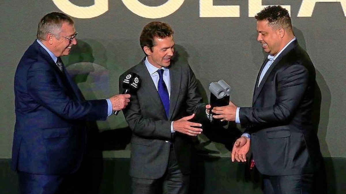DOBLE PREMIO. Ronaldo vive días de galardones. El de la imagen se lo entregó a Amor, que representaba a Messi, máximo goleador de LaLiga. Mañana recoge uno entregado por ISDE Sports Convention.-LALIGA