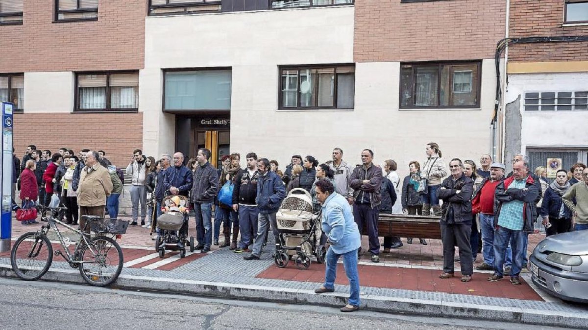 Los vecinos se arremolinaron en torno al piso registrado en General Shelly.-M.A. SANTOS / PABLO REQUEJO