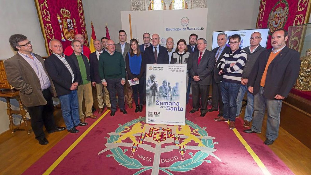 Jesús Julio Carnero junto con los alcaldes y representantes de las once juntas de cofradías de la provincia.-E.M.