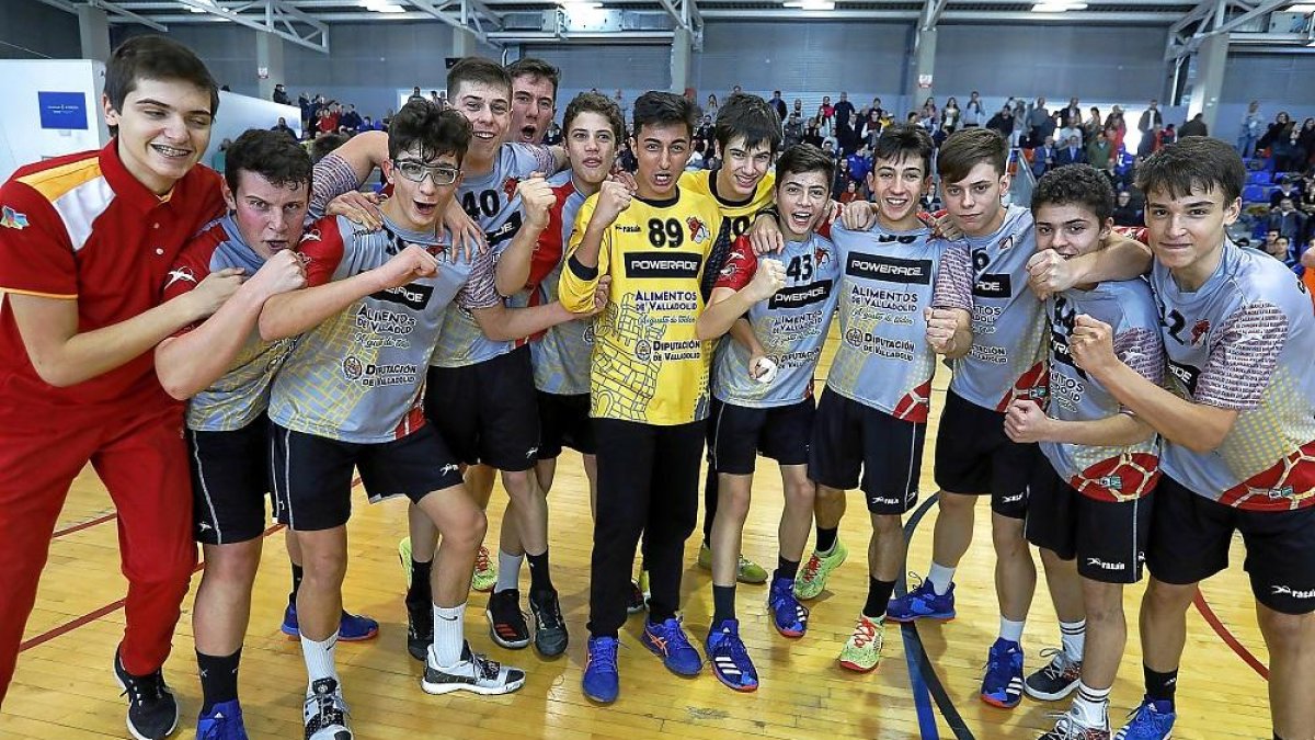 Los cadetes de Castilla y León, eufóricos ayer tras la consecución del título de campeón de España.-J. M. LOSTAU