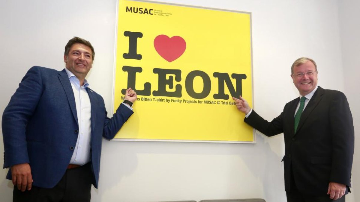 El alcalde de León, Antonio Silván, asiste a la inauguración de la nueva sede del Círculo Empresarial Leonés en el centro de la capital. Junto a él, el presidente del CEL, Julio César Álvarez-ICAL