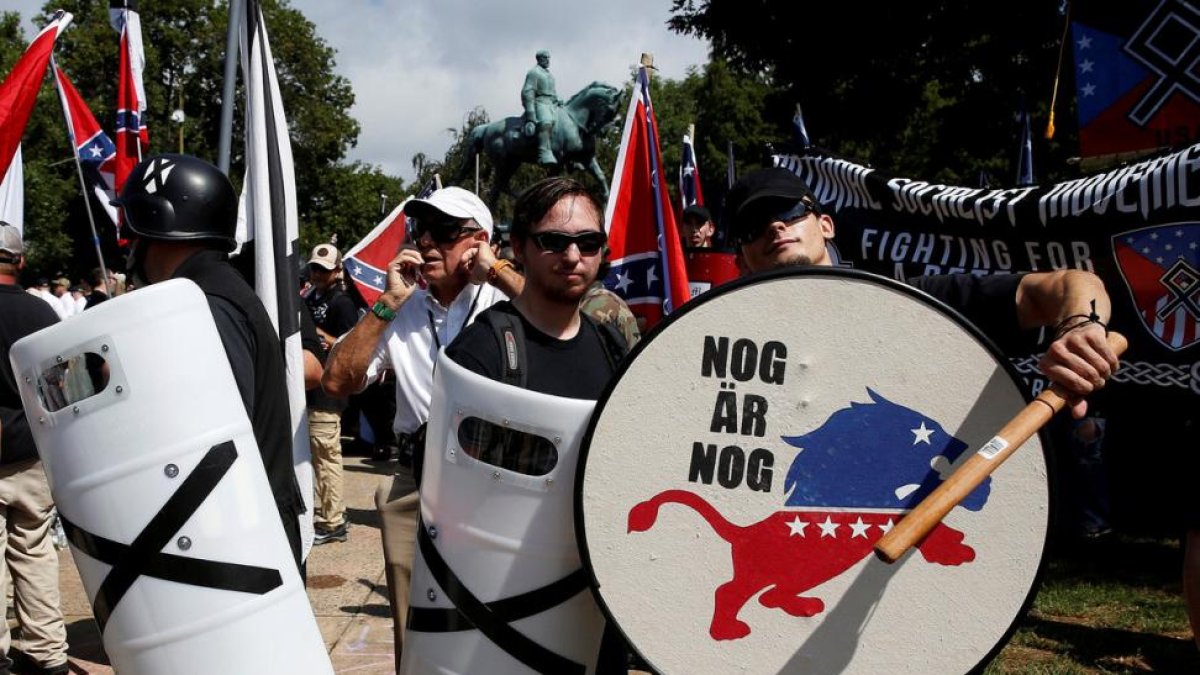 Supremacistas blancos, con sus emblemas.-JOSHUA ROBERTS (REUTERS)
