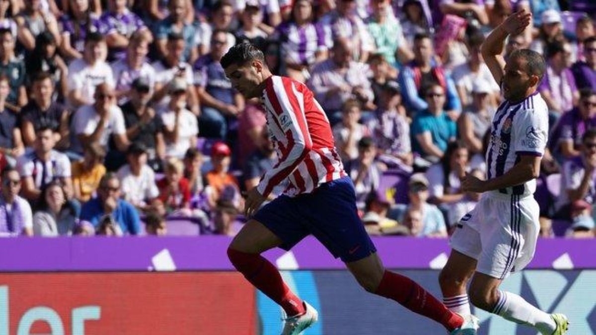 Morata intenta zafarse de Nacho.-AFP