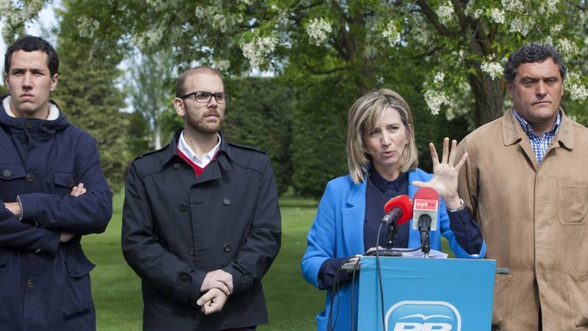 La candidata y cabeza de lista del PP a las Cortes de Castilla y León por Ávila, Alicia García, presentó sus propuestas en materia de Eduación. De I. a D. Antonio Jiménez, Diego Díez, Alicia García y Pedro José Pascual-Ical