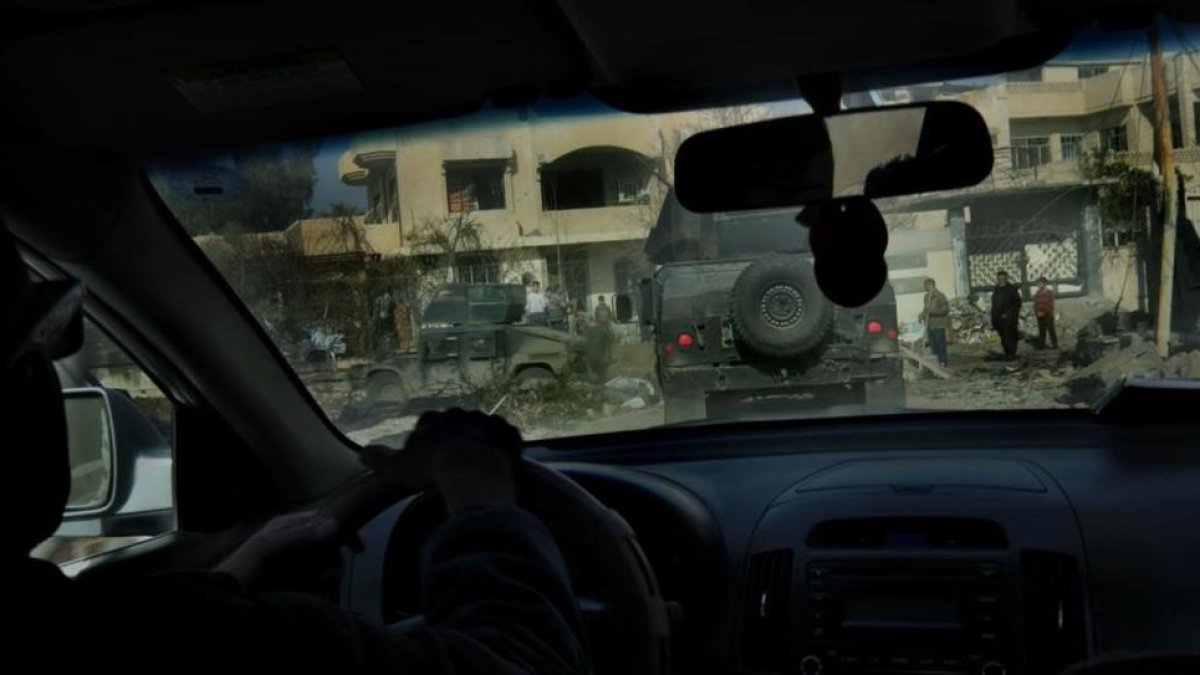 Vehículos de la Golden Division del Ejército iraquí, en la zona recuperada de Mosul.-RICARDO GARCÍA VILANOVA