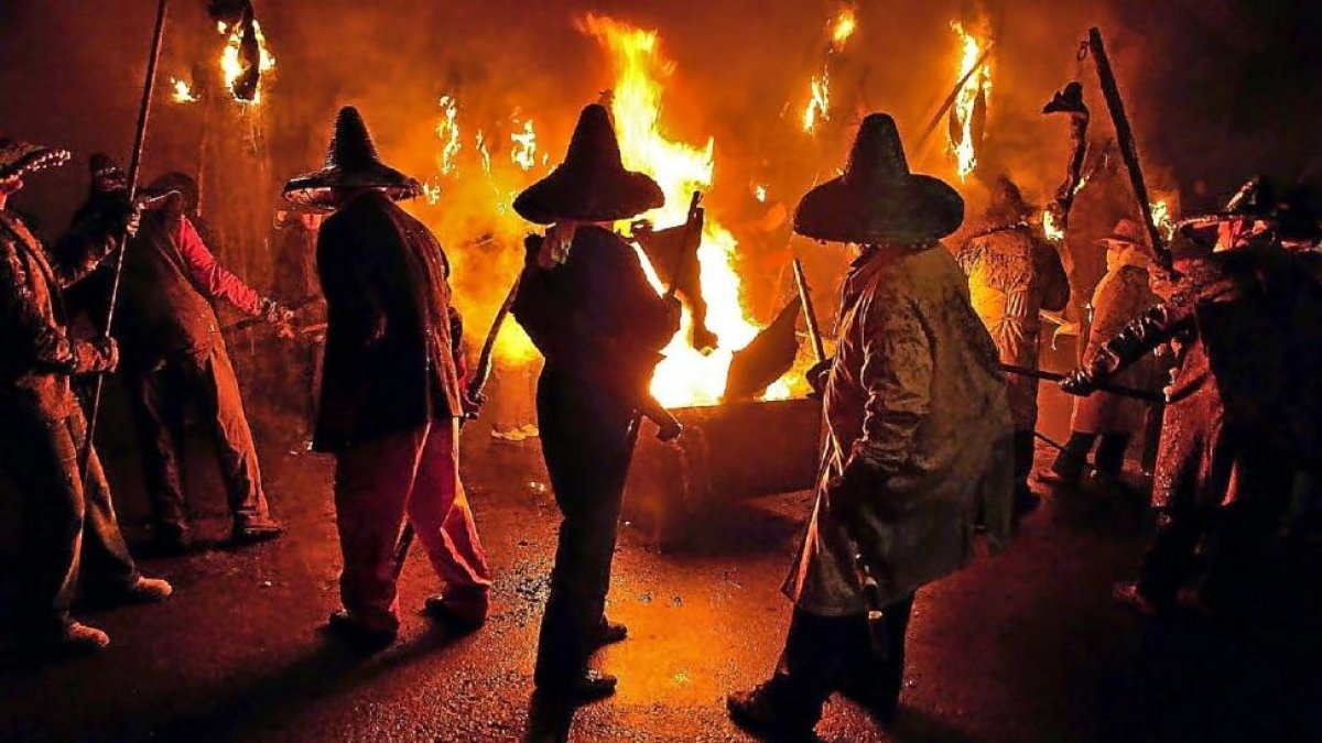 Quema de pellejos durante la procesión cívica del Vítor.-EL MUNDO