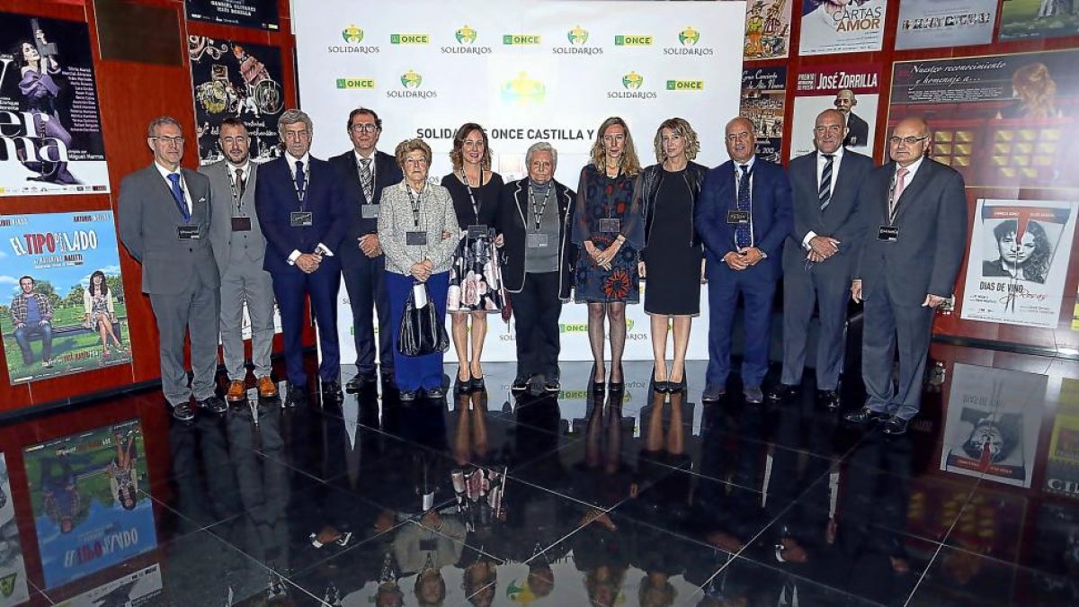 Los premiados posan en la foto de familia.-ICAL