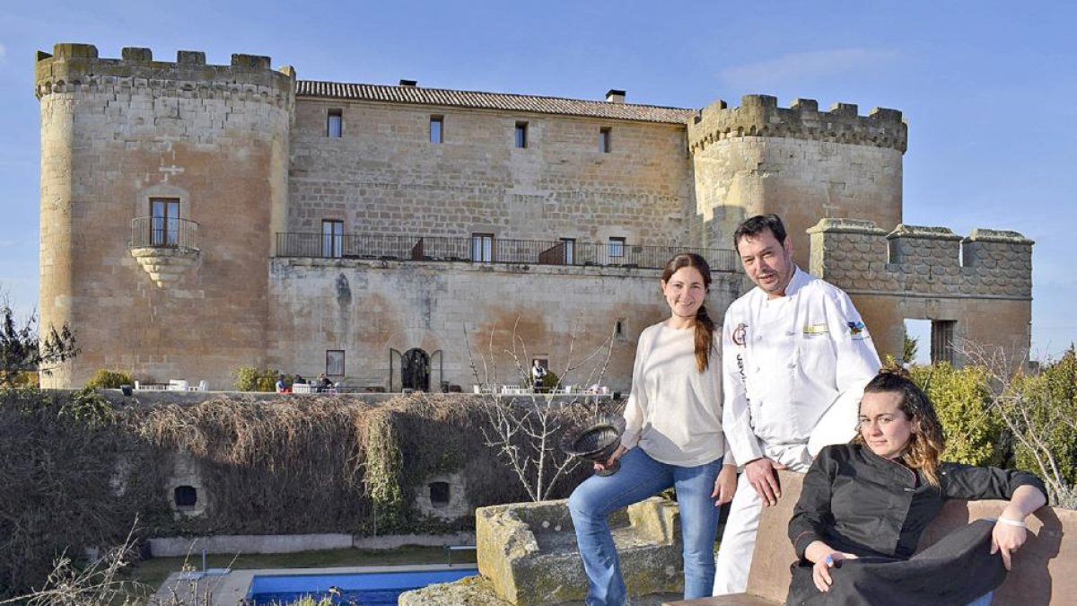 Pilar, propietaria del complejo hotelero y del castillo (detrás), junto a los cocineros Javier Fernández y Nerea Hernández.-ARGICOMUNICACIÓN
