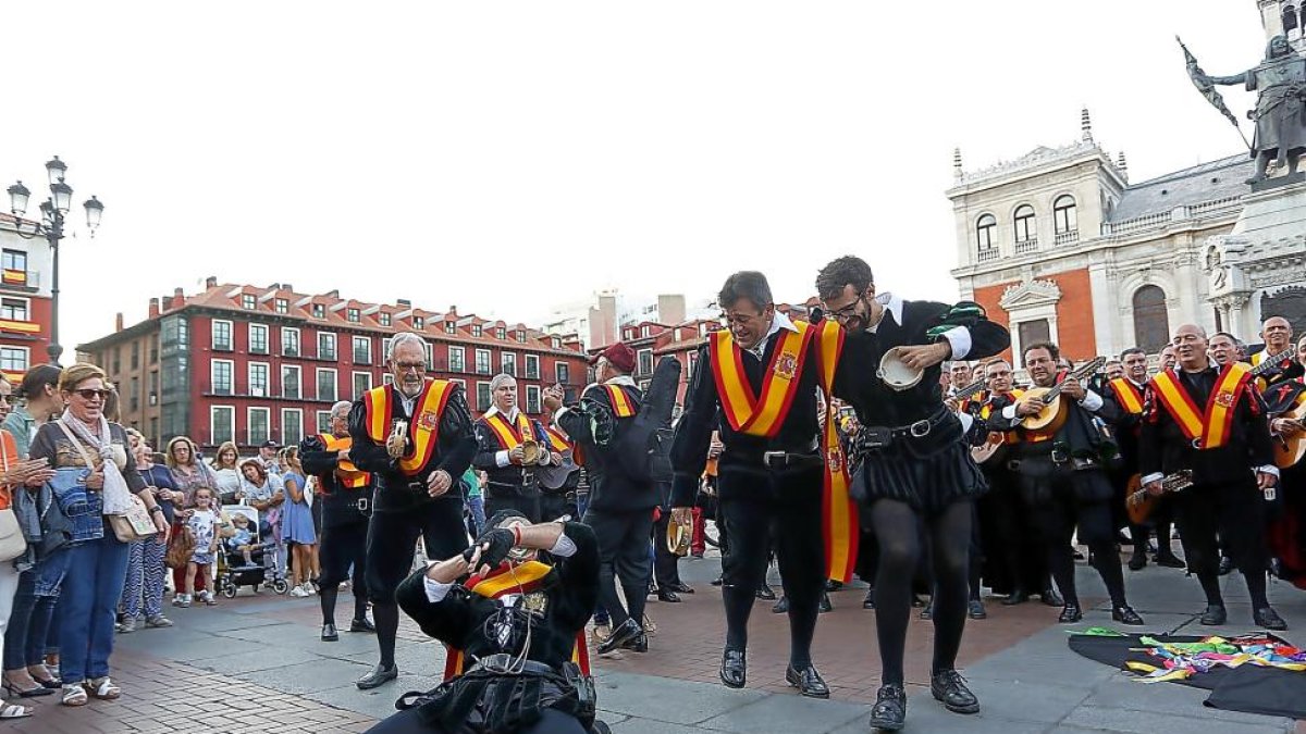 La tuna ayer en la Plaza Mayor.-PHOTOGENIC/ ROBERTO FERNÁNDEZ
