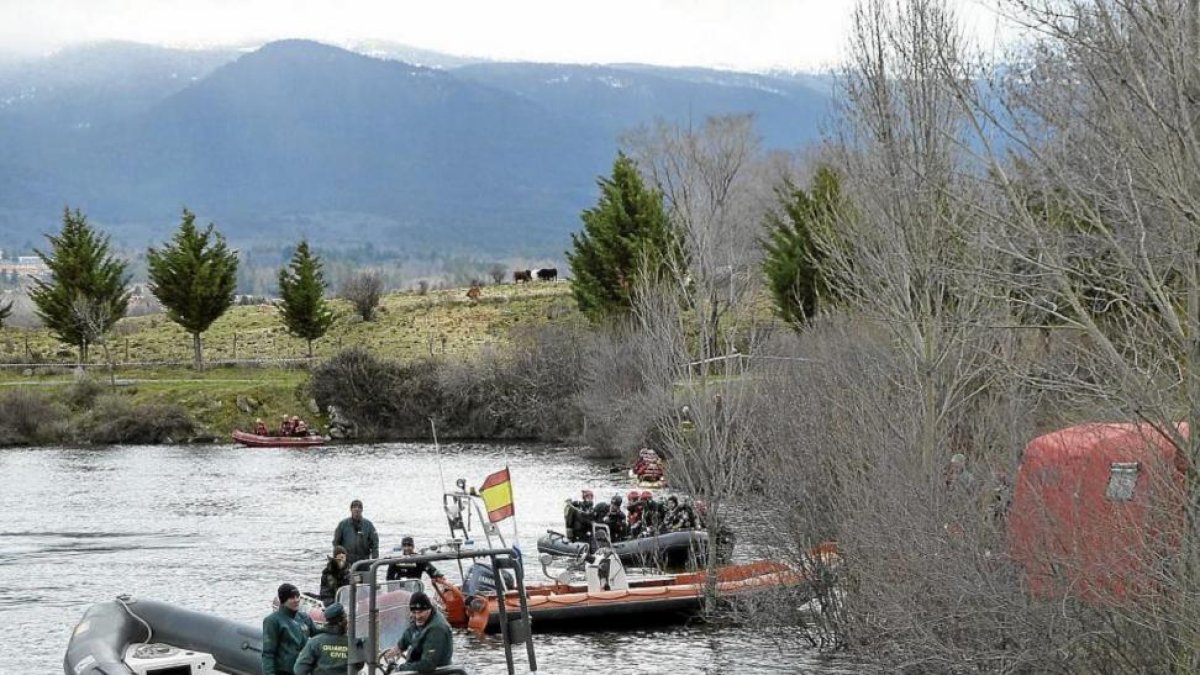 Equipos de rescate en el embalse del Pontón Alto, cerca de La Granja.-T.S.