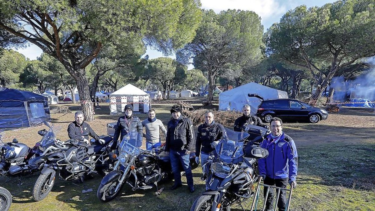 Un grupo de participantes ya instalados en la antigua hípica militar.-J.M. LOSTAU