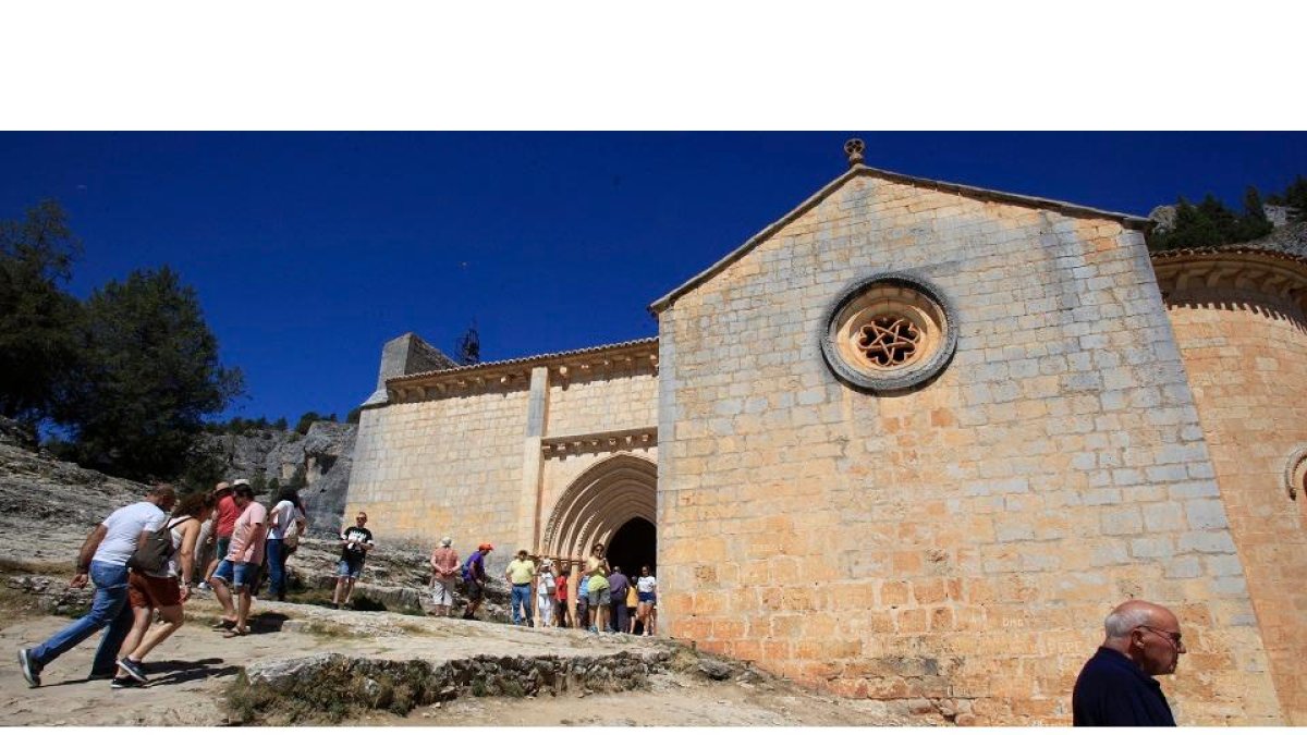 La ermita de San Bartolomé con su inconfundible rosetón aún recibe a peregrinos en romería año tras año en el enclave del Cañón del Río Lobos. / MARIO TEJEDOR