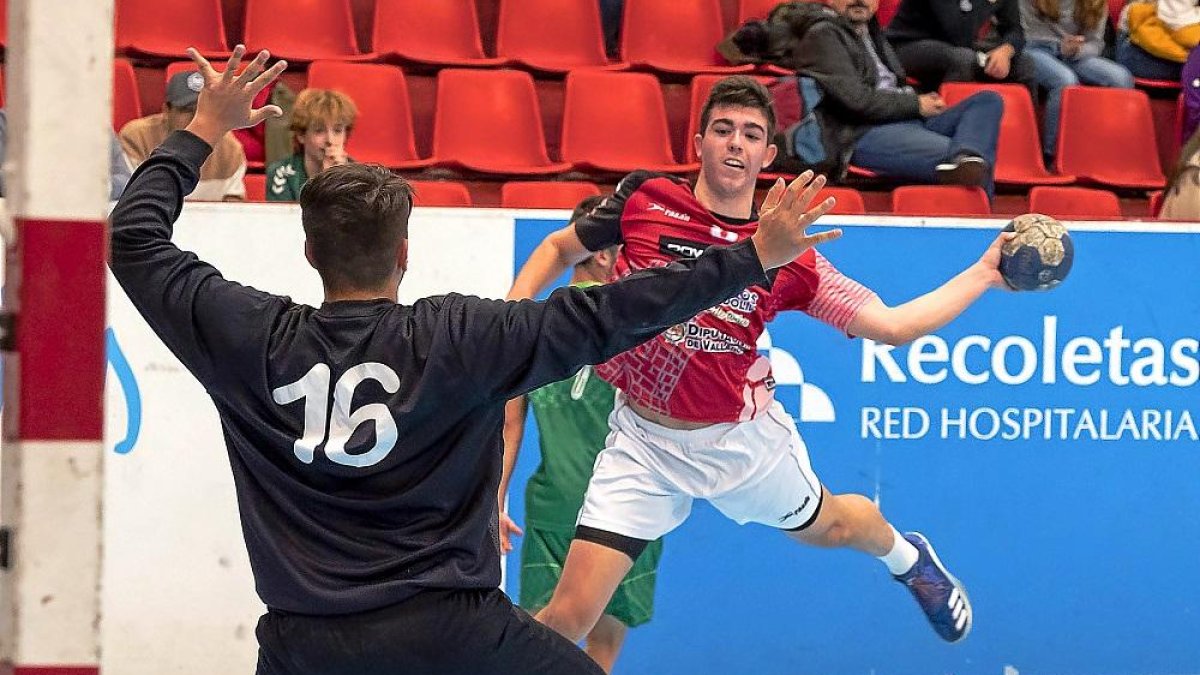 El juvenil PabloSanz de Nicolás busca desde el extremo batir al portero de la selección andaluza.-PABLO REQUEJO